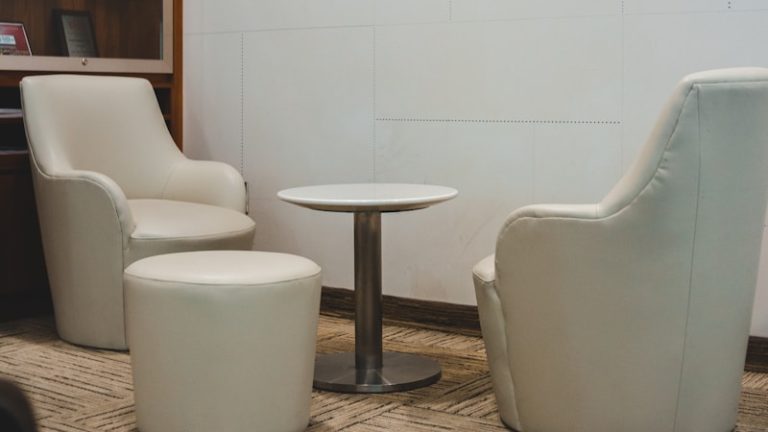 chaises blanches et noires près d'une étagère en bois marron