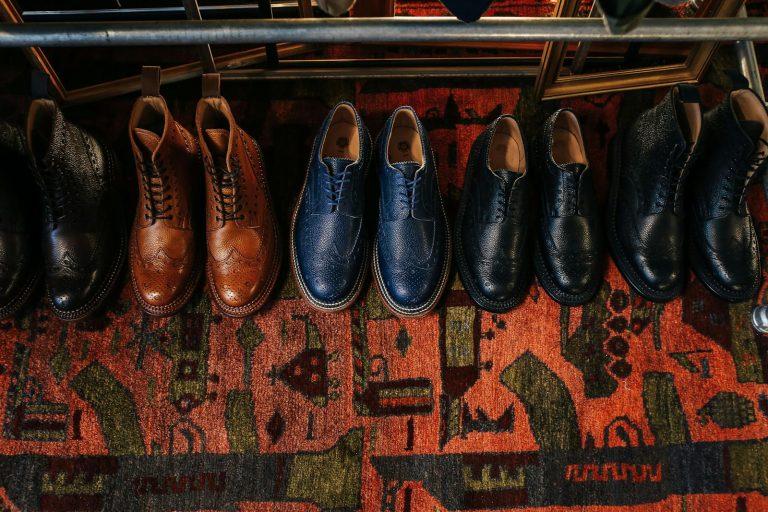 Chaussures en cuir posées sur un tapis