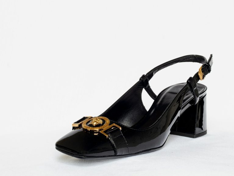 une chaussure noire à talon haut