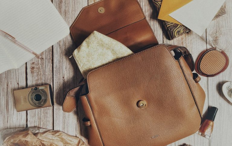 sac à bandoulière en cuir marron avec appareil photo argenté et doré