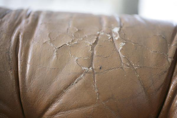 Comment réparer un canapé en cuir - Housse de france