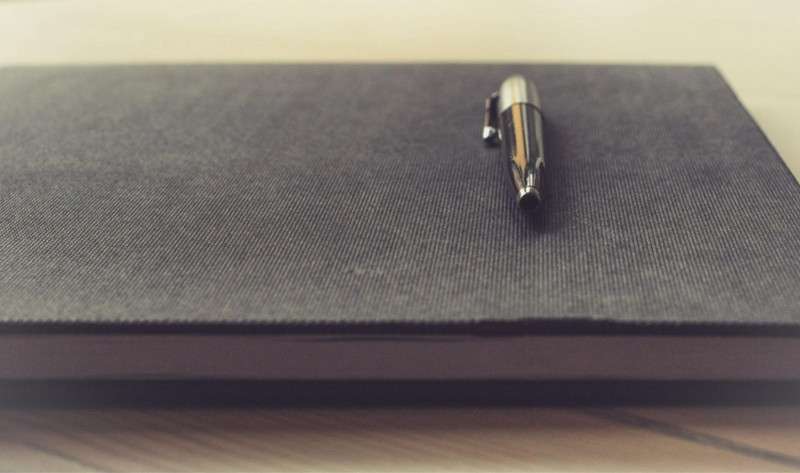 6 astuces pour enlever du stylo sur du simili cuir - Alta Cuir