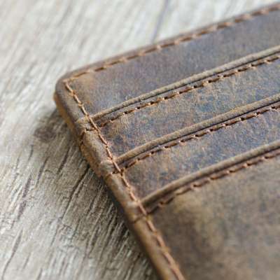 Le portefeuille coloré en cuir : Prendre soin de cet accessoire