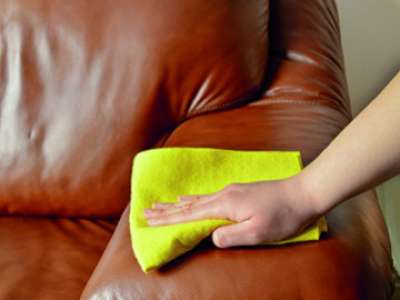 Nettoyer un canapé en cuir marron