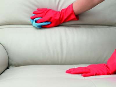 Nettoyer un canapé en cuir blanc