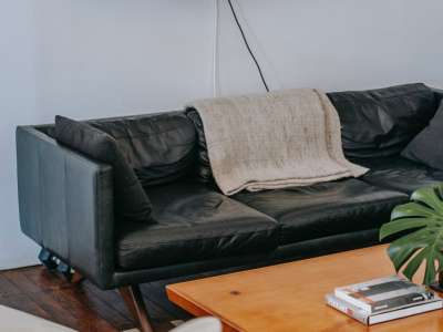 Comment rembourrer un canapé en cuir avant réparation ?
