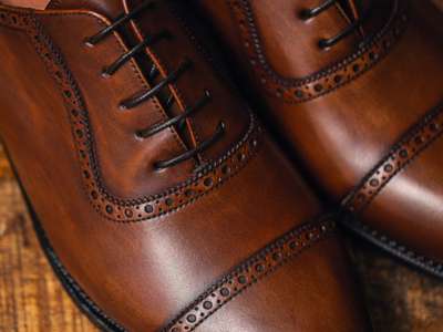 Nettoyer des chaussures en cuir sans cirage